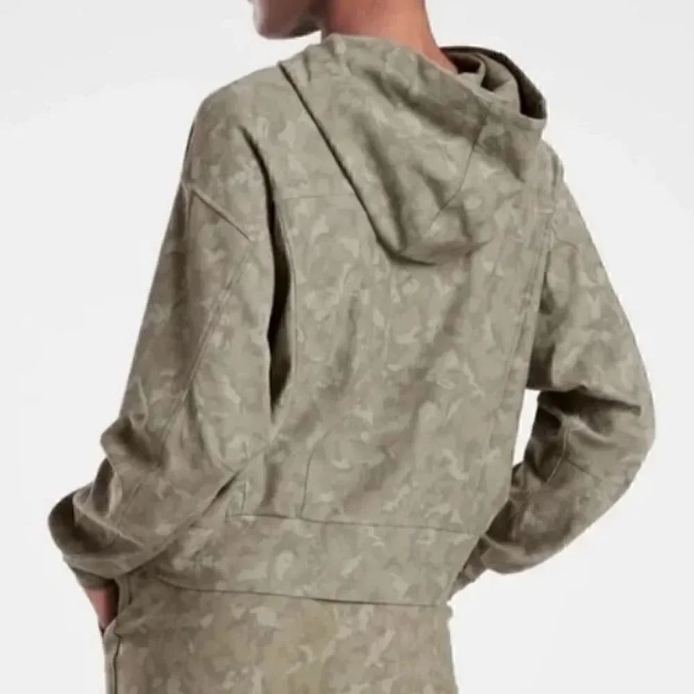 Athleta printed Farallon camo hoodie cropped pullover sweatshirt size M